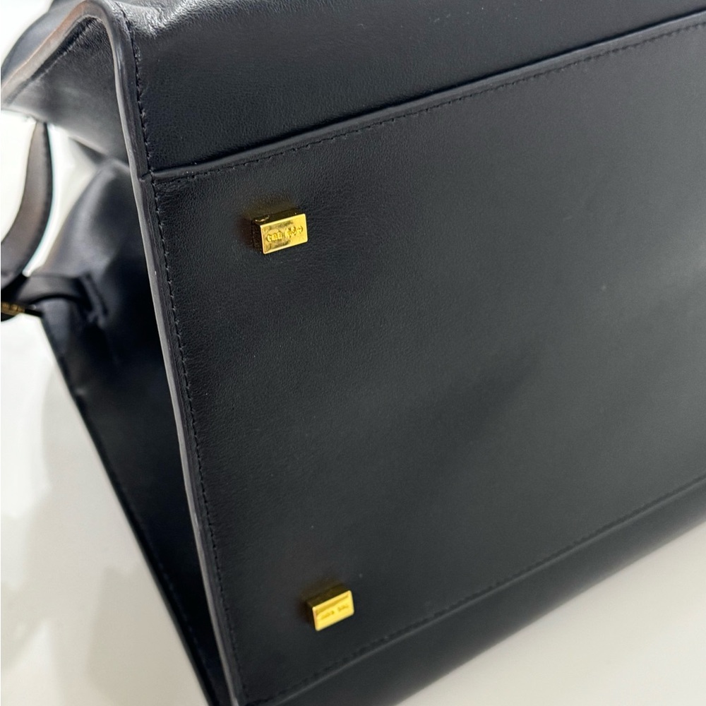 The Row knock off - Classic Black Leather Tote Bag - Structured w/ Gold Hardware - Picture 4 of 11